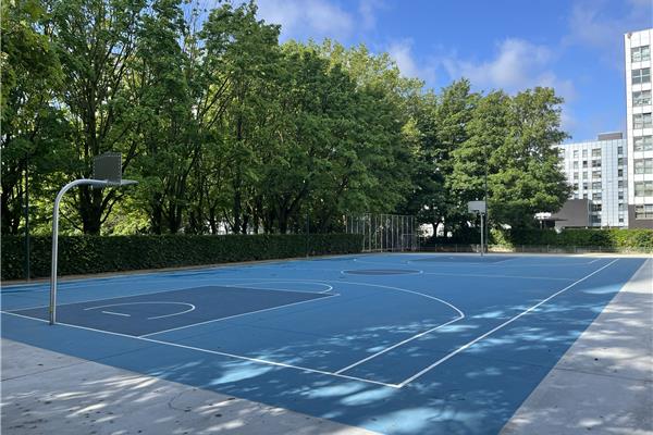 Renovatie kunstgras minivoetbalveld en asfalt basketbalveld - Sportinfrabouw NV